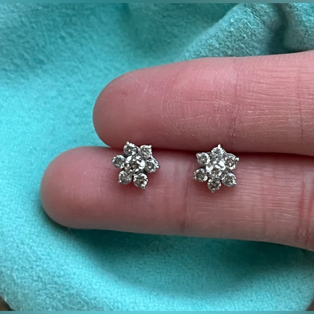 🚫SOLD🚫 Solid White Gold .40ctw Diamond Flower Stud Earrings - Picture 2 of 8